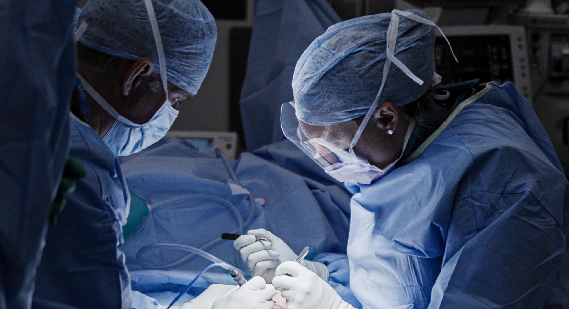 Kneecap resurfacing during knee replacement should be the standard procedure, new study finds